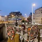 Magnificent 3br W Balcony By The Parliament Lejlighed *