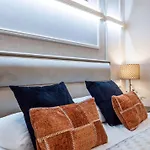 Magnificent 3br W Balcony By The Parliament