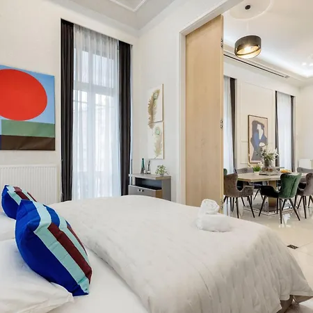 Magnificent 3br W Balcony By The Parliament