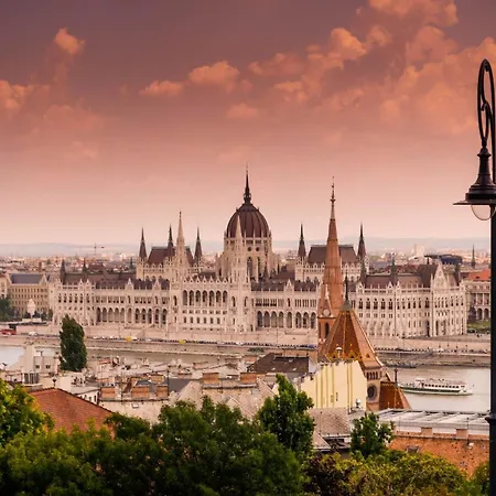 Magnificent 3br W Balcony By The Parliament