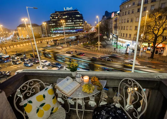 Magnificent 3br W Balcony By The Parliament 아파트 *