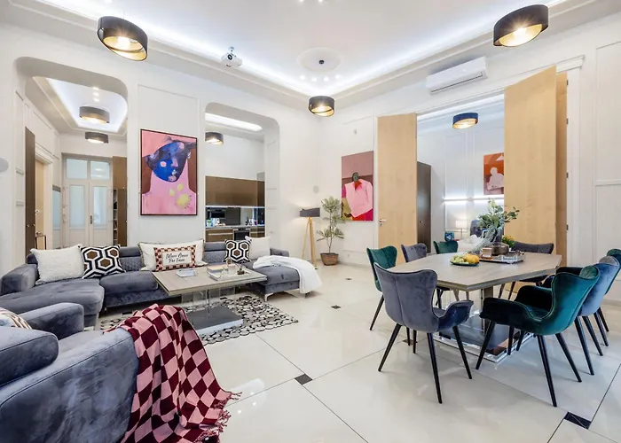 Magnificent 3br W Balcony By The Parliament