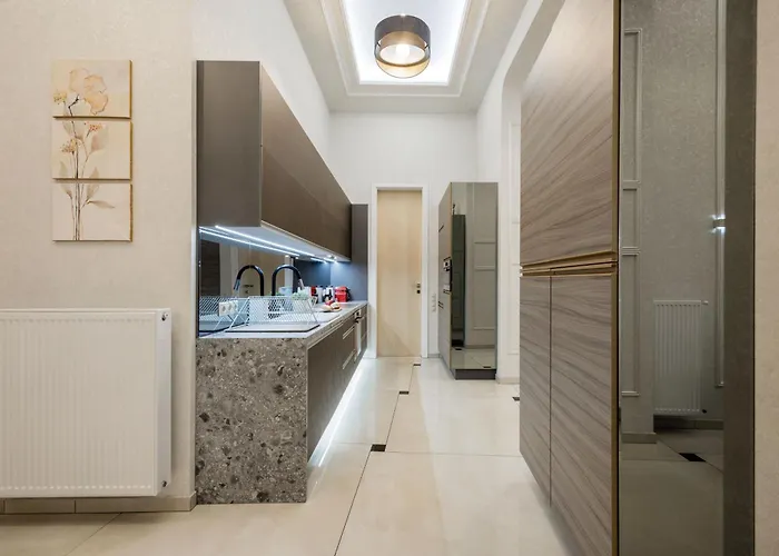 Magnificent 3br W Balcony By The Parliament