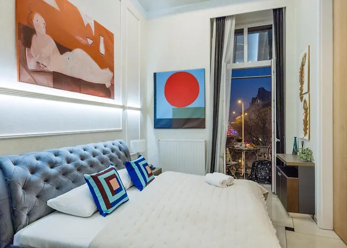 Magnificent 3br W Balcony By The Parliament Апартаменты