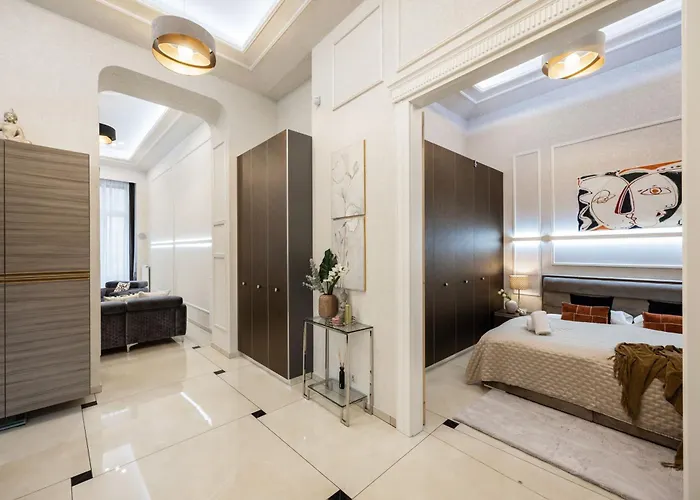 Magnificent 3br W Balcony By The Parliament *
