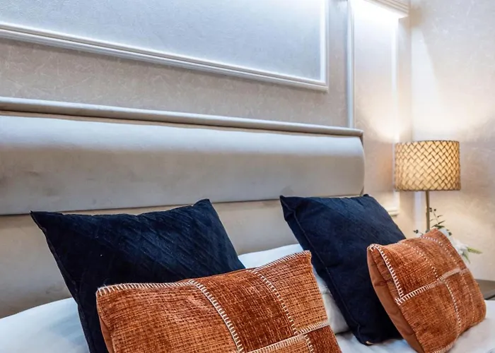 Magnificent 3br W Balcony By The Parliament