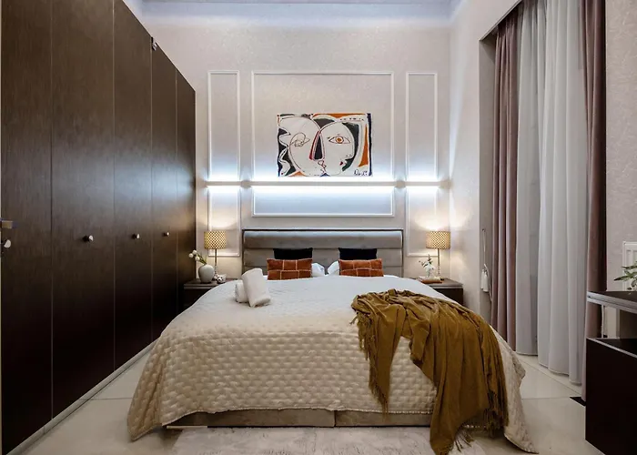 Magnificent 3br W Balcony By The Parliament *