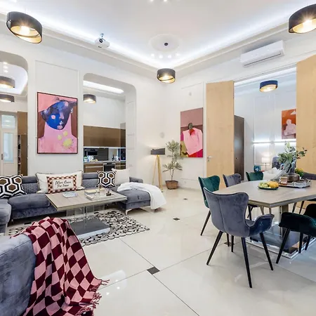 Magnificent 3br W Balcony By The Parliament