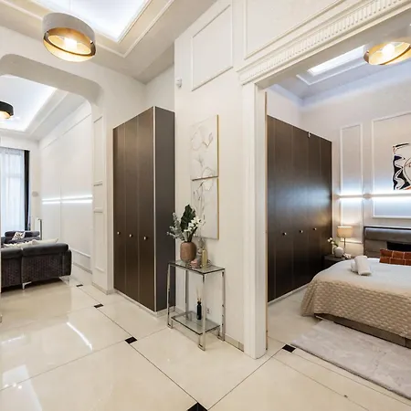 Magnificent 3br W Balcony By The Parliament *